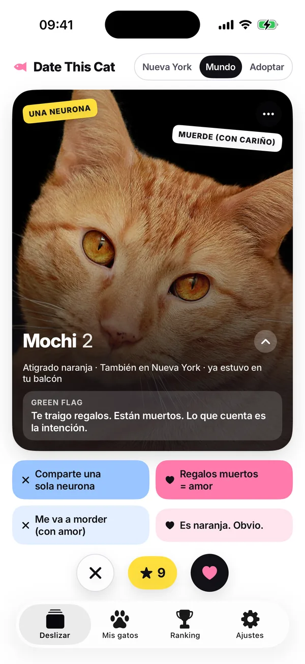 La pila de gatos: Mochi, un gato atigrado naranja, con cuatro botones de razones bajo la tarjeta y los botones de no, Súper Miau y sí.